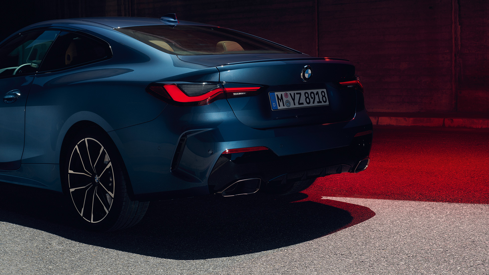 Tylny półprofil, lampy tylne w BMW M440i xDrive Coupé G22 2020 BMW M440i xDrive Coupé, niebieski Arctic Race, metalizowany, tylny półprofil, lampy tylne