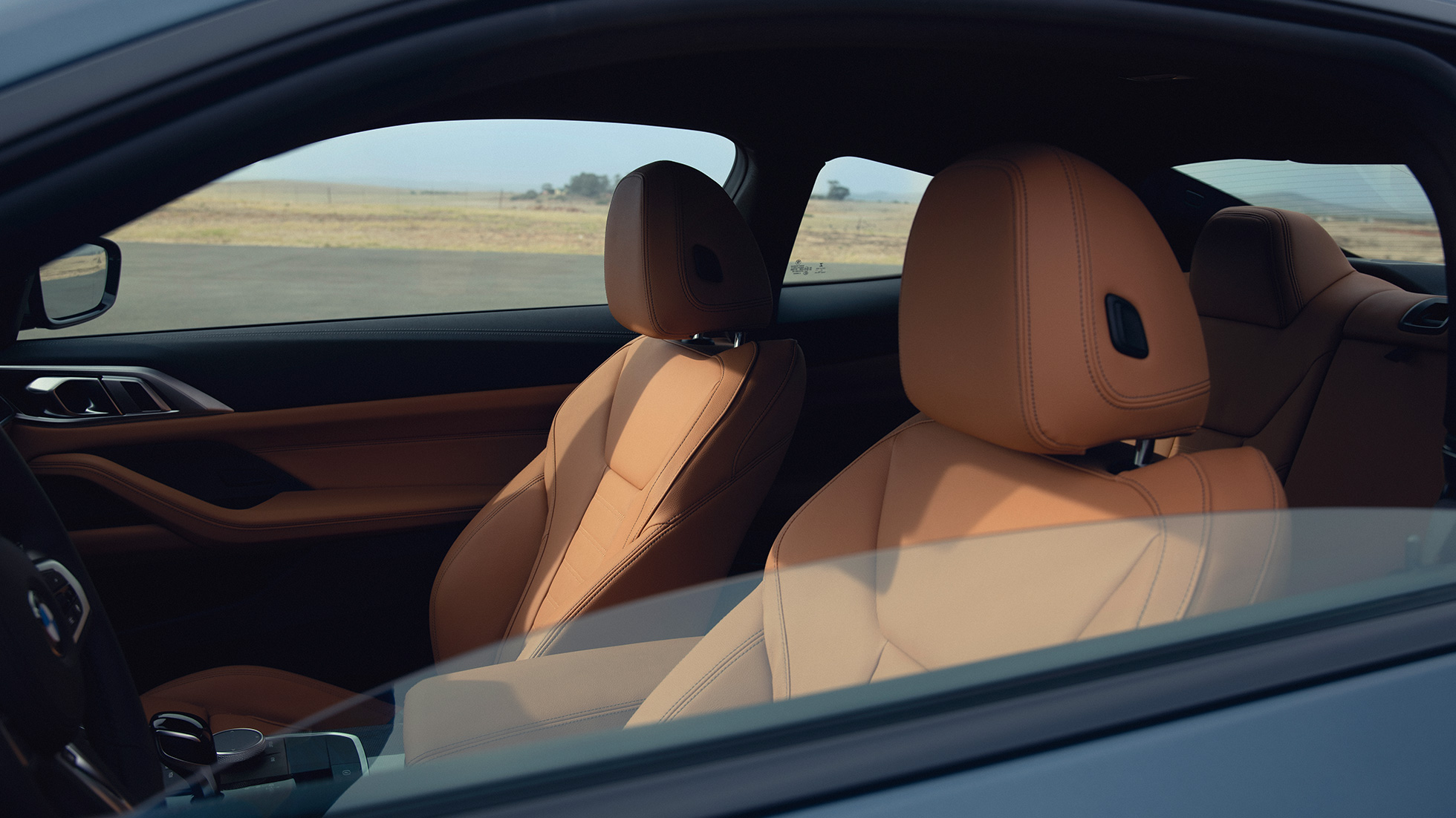 Fotele sportowe w BMW M440i xDrive Coupé G22 2020 BMW M440i xDrive Coupé G22 2020, niebieski Arctic Race, metalizowany, wnętrze z fotelami sportowymi