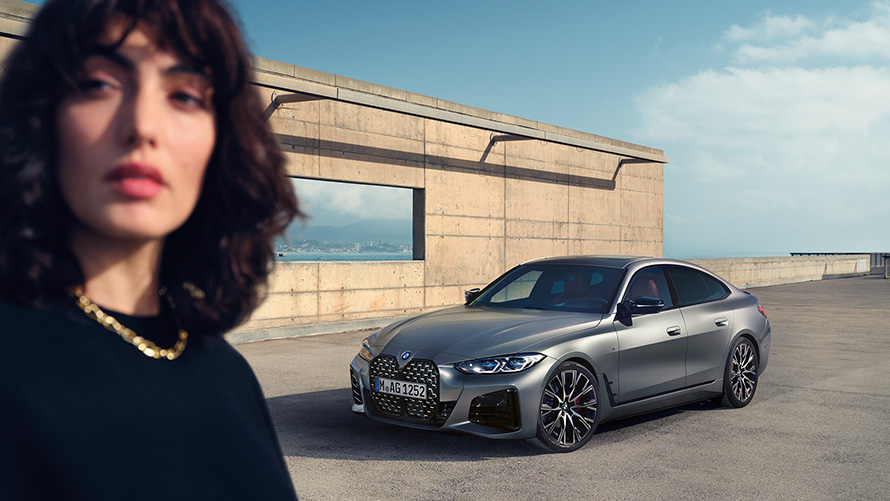 BMW M440i xDrive Gran Coupé G26 2021 przedni półprofil z modelem BMW M440i xDrive Gran Coupé G26 2021 mroźny czysty szary metalizowany przedni półprofil z modelem