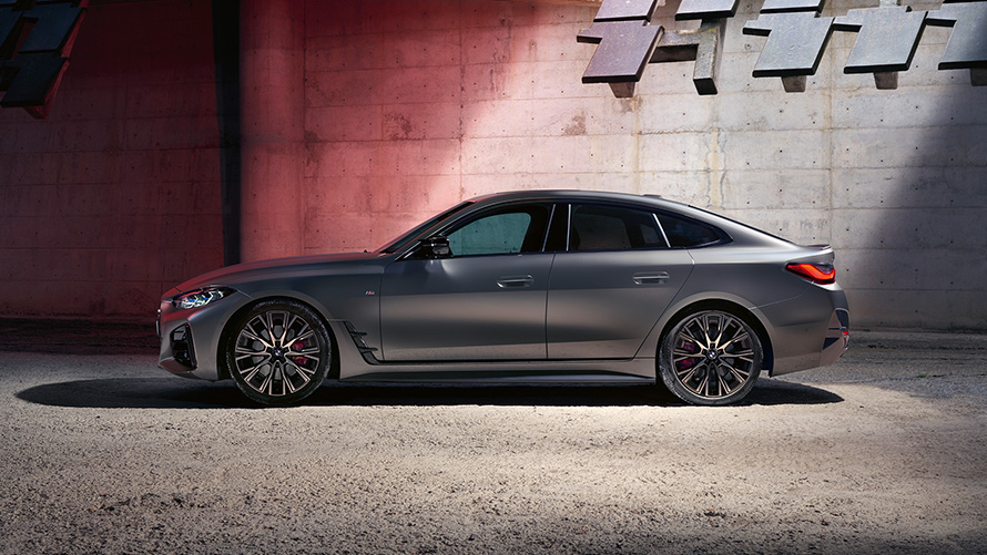 BMW M440i xDrive Gran Coupé G26 2021 widok z boku BMW M440i xDrive Gran Coupé G26 2021 mroźny czysty szary metalizowany widok z boku przed ścianą