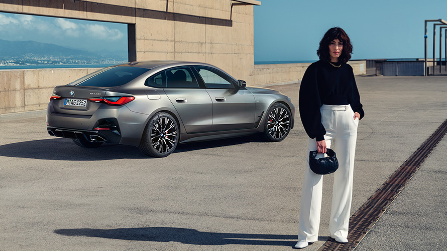 BMW M440i xDrive Gran Coupé G26 2021 tylny półprofil z modelem BMW M440i xDrive Gran Coupé G26 2021 mroźny czysty szary metalizowany tylny półprofil z modelem