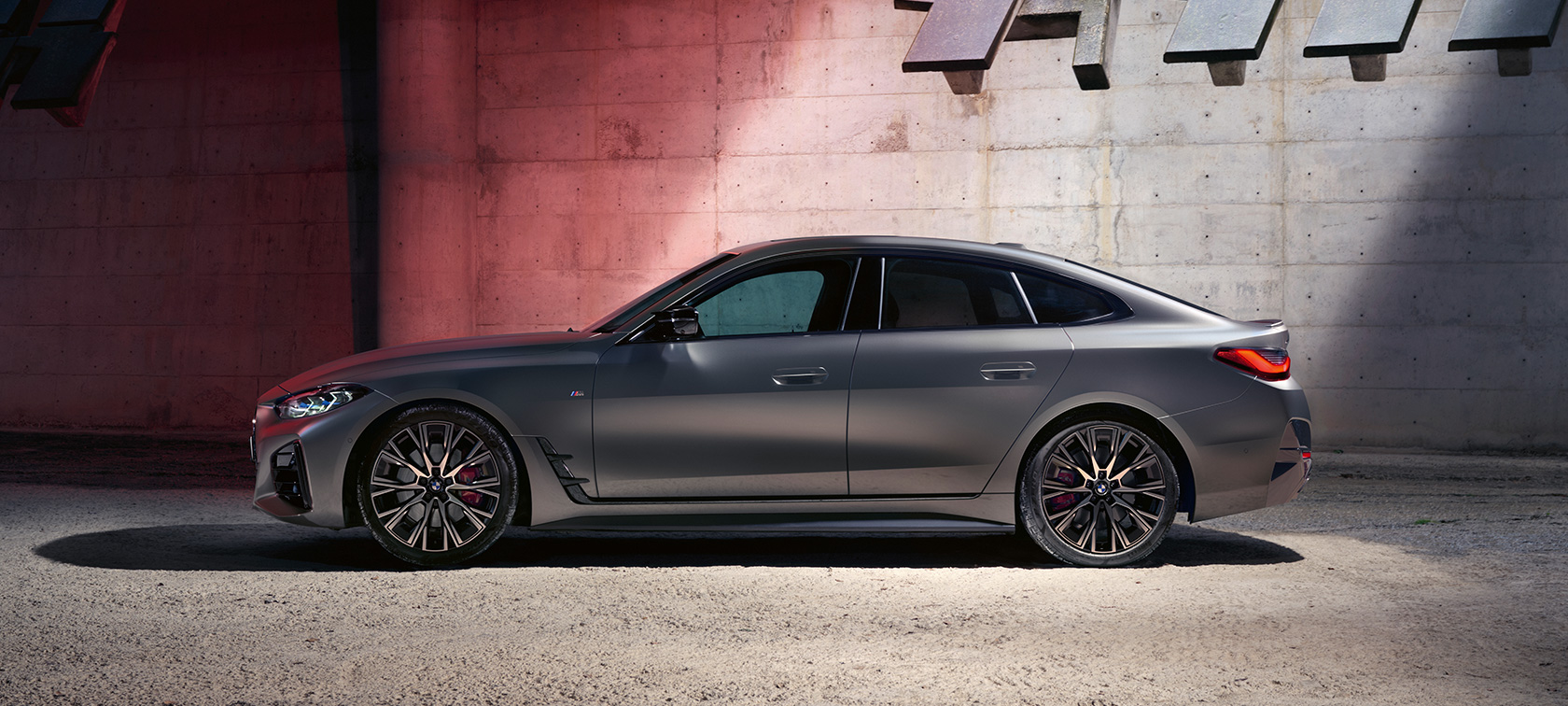 BMW M440i xDrive Gran Coupé G26 2021 widok z boku BMW M440i xDrive Gran Coupé G26 2021 mroźny czysty szary BMW Individual metalizowany widok z boku podczas postoju
