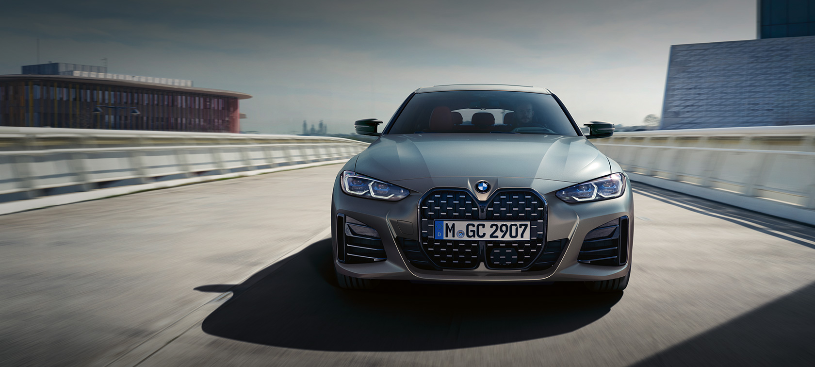 BMW M440i xDrive Gran Coupé G26 2021 mroźny czysty szary BMW Individual metalizowany widok z przodu