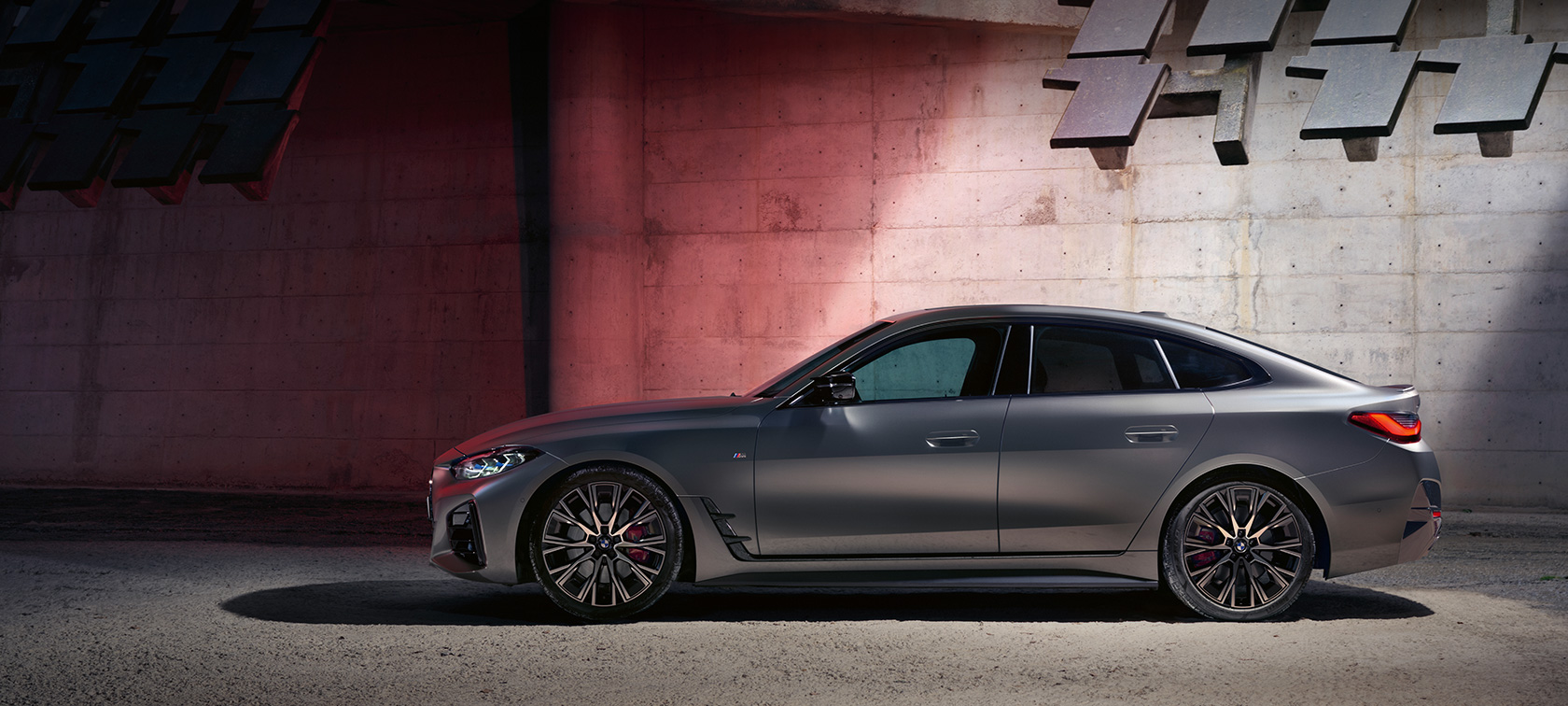 BMW M440i xDrive Gran Coupé G26 2021 widok z boku przed ścianą BMW M440i xDrive Gran Coupé G26 2021 mroźny czysty szary BMW Individual metalizowany widok z boku przed ścianą