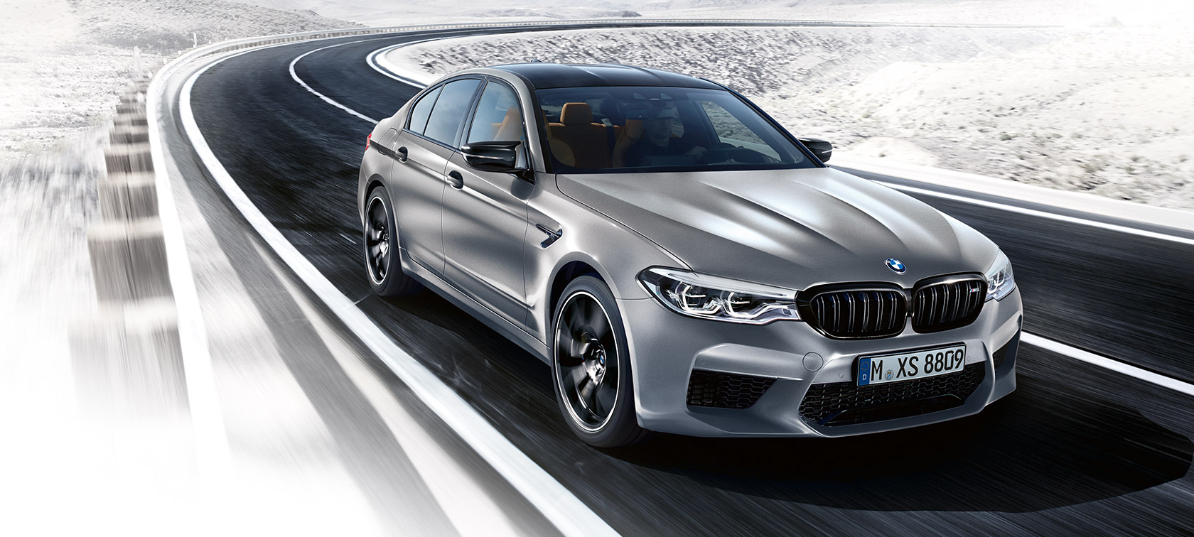 Najważniejsze cechy stylistyki. BMW M5 M Competition, przedni półprofil podczas jazdy.