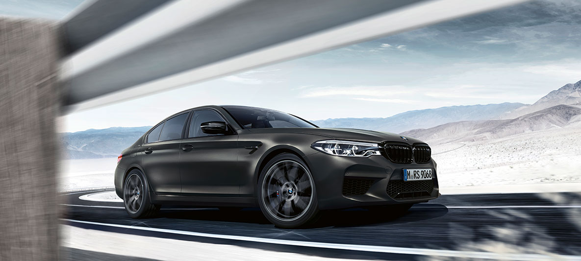 Wloty powietrza. BMW M5 Edycja 35 Years, widok z boku podczas jazdy.