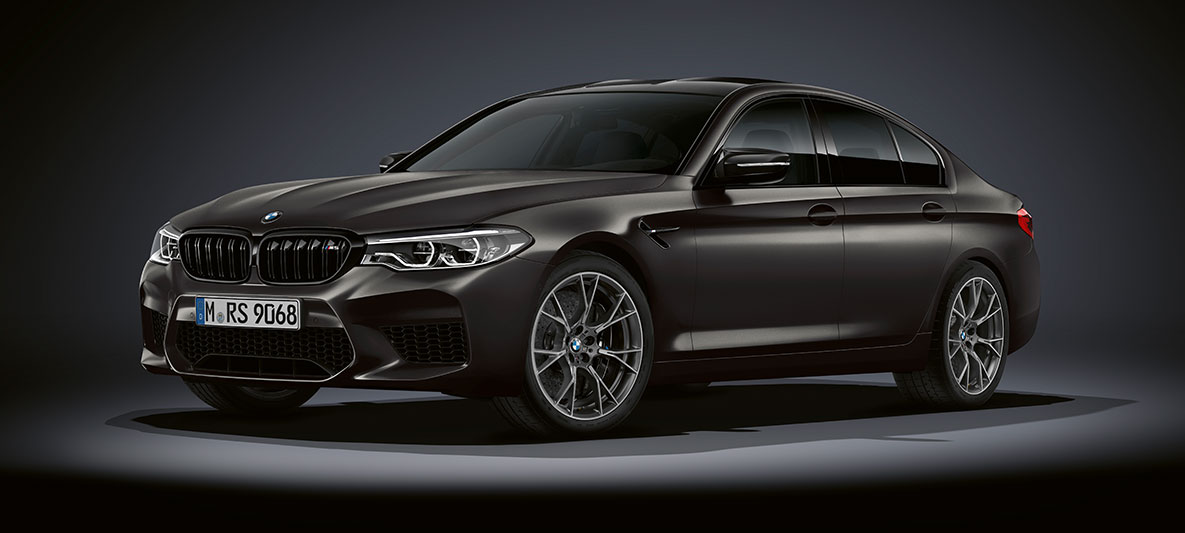 Skrzela M. BMW M5 edycja 35 Years, półprofil z boku.
