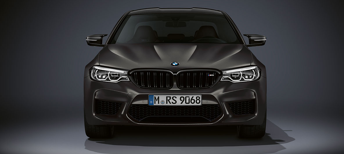 Atrapa chłodnicy M. BMW M5 edycja 35 Years, widok z przodu.