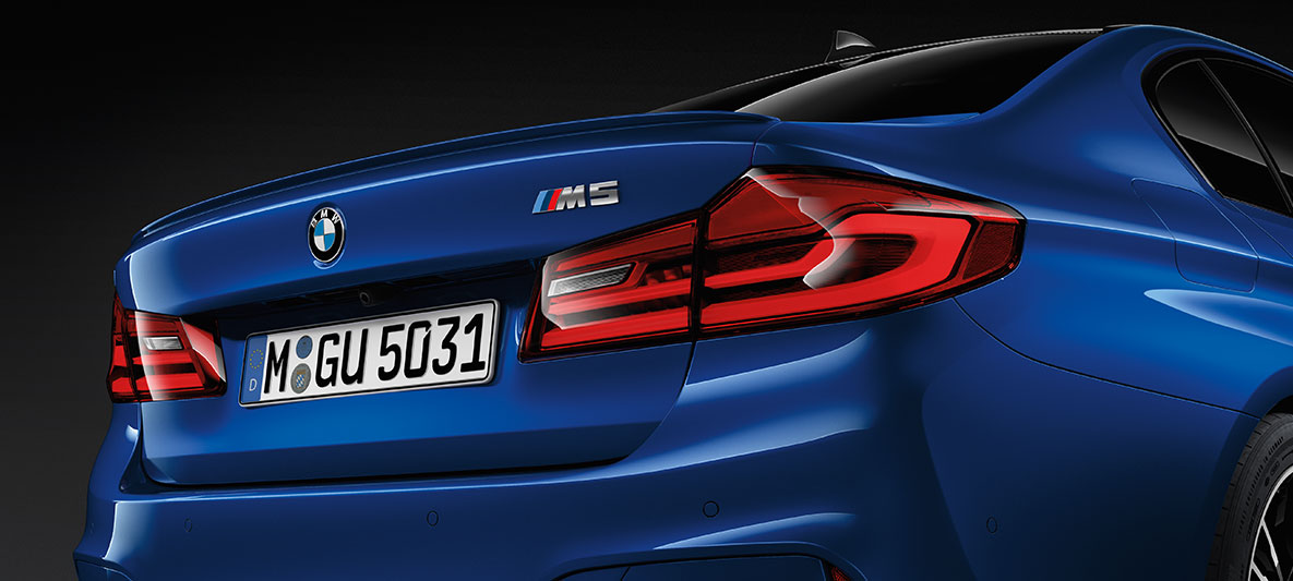 Oznaczenie M5. BMW M5, widok z tyłu, szczegół – oznaczenie M5.