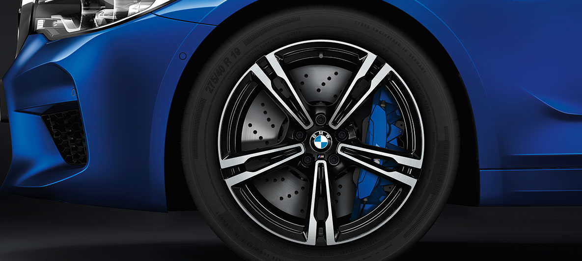 Obręcze kół ze stopów lekkich M5 i hamulce węglowo-ceramiczne M. BMW M5, szczegół – obręcze kół ze stopów lekkich i hamulce węglowo-ceramiczne M.