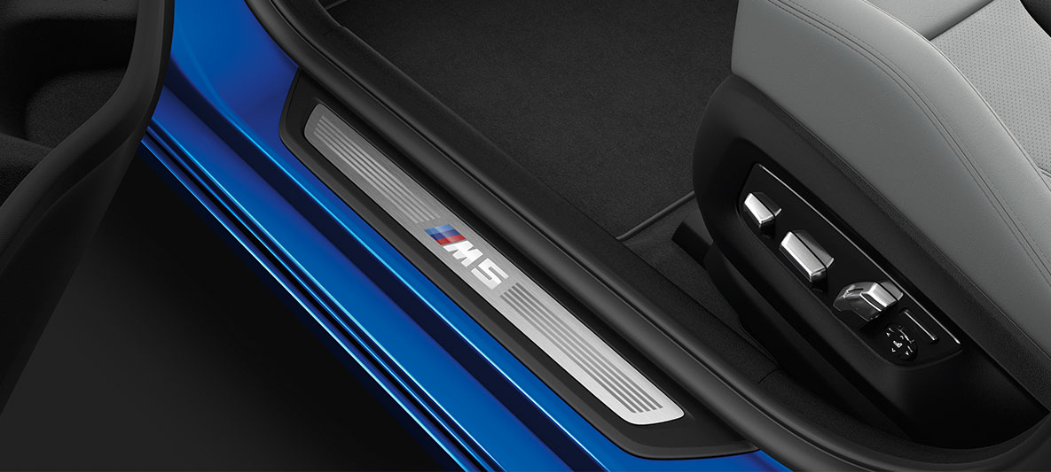 Listwa progowa M5. BMW M5, szczegół – listwa progowa.