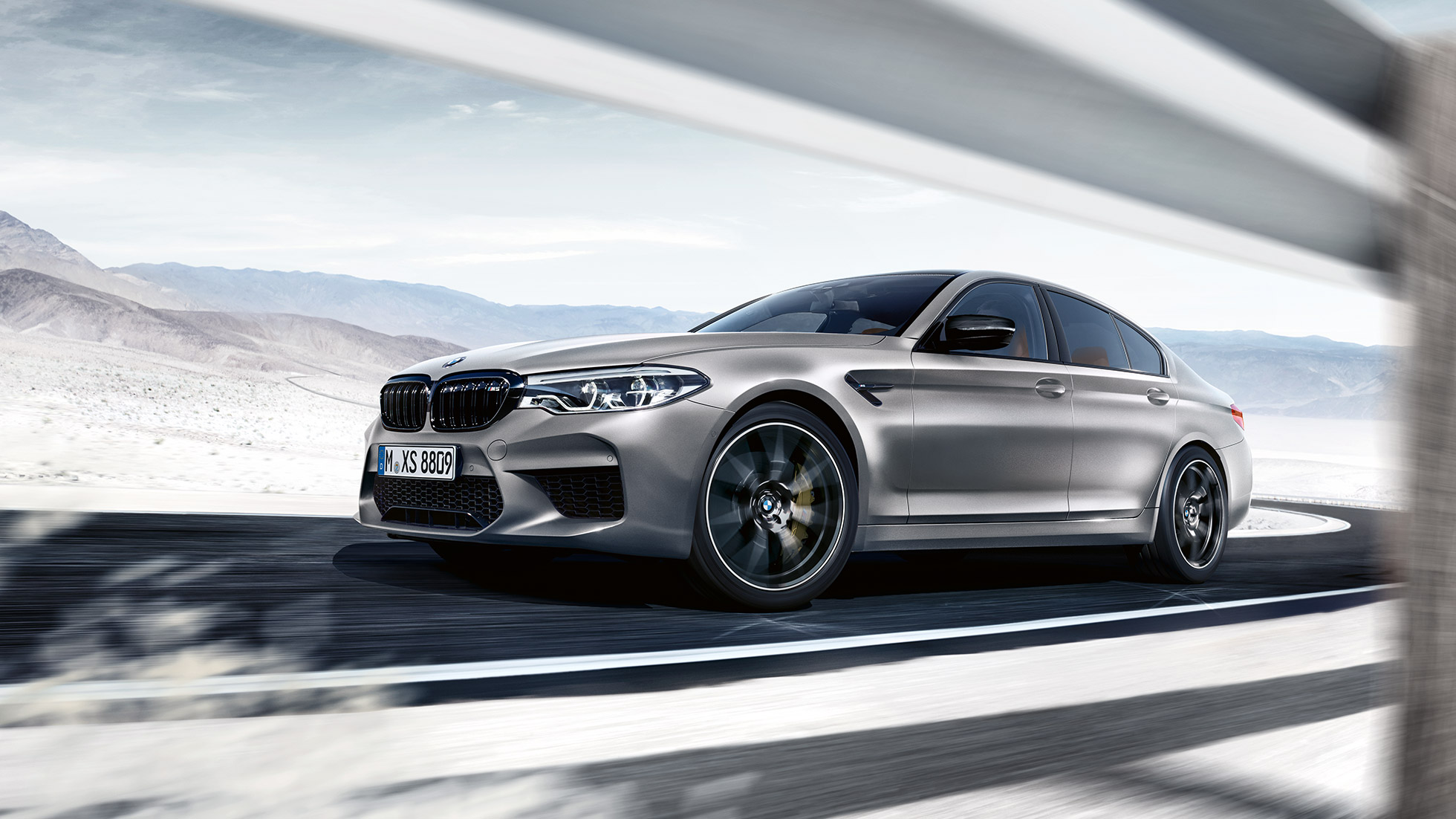 M xDrive. BMW M5 Competition, przedni półprofil podczas jazdy.