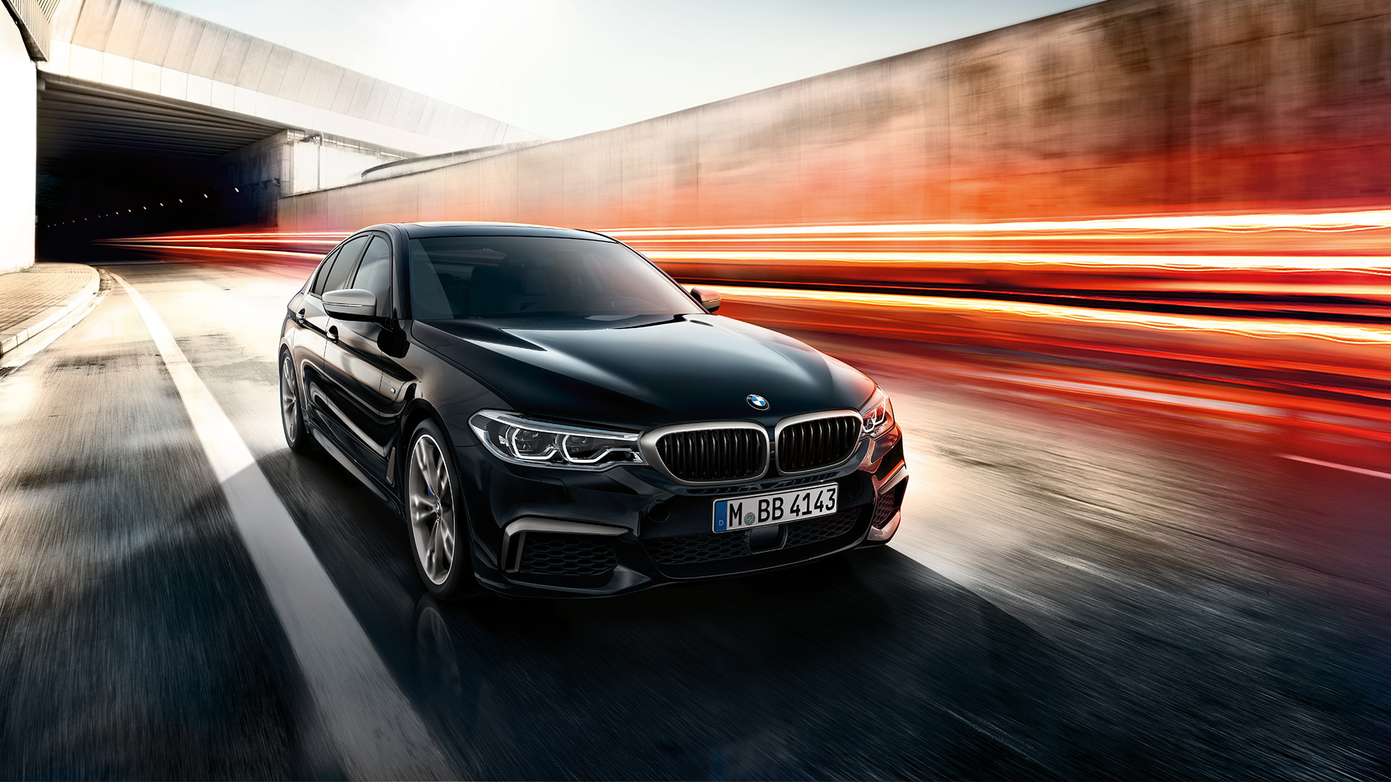 BMW M550i i BMW M550d. BMW M550i i BMW M550d, przedni półprofil podczas jazdy.