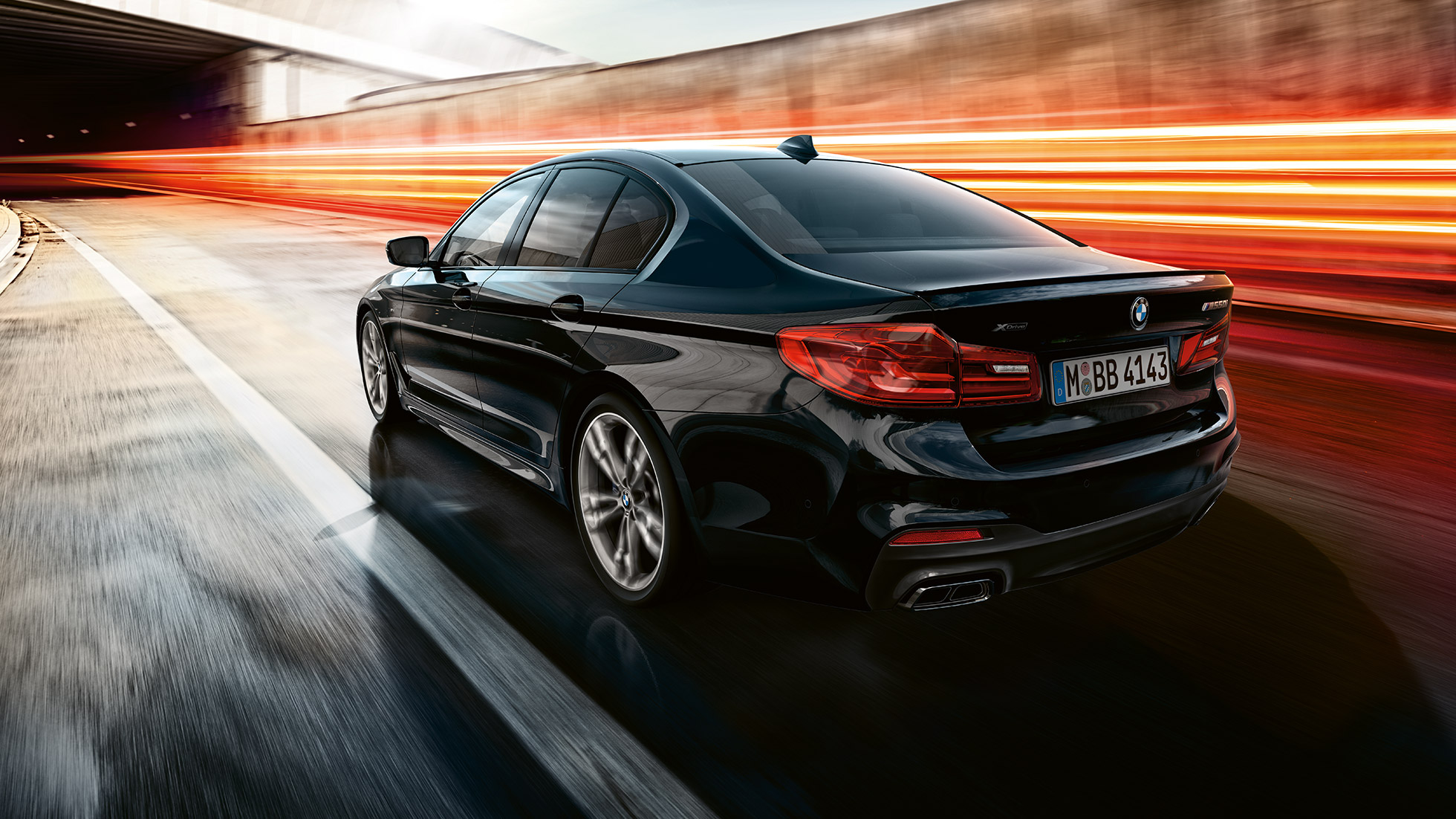 Dynamika jazdy. BMW M550i i BMW M550d, tylny półprofil podczas jazdy.