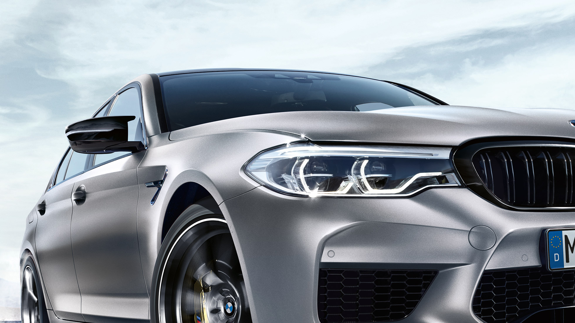 Diodowe reflektory przednie. BMW M5 Competition, przedni półprofil z diodowymi lampami przednimi.