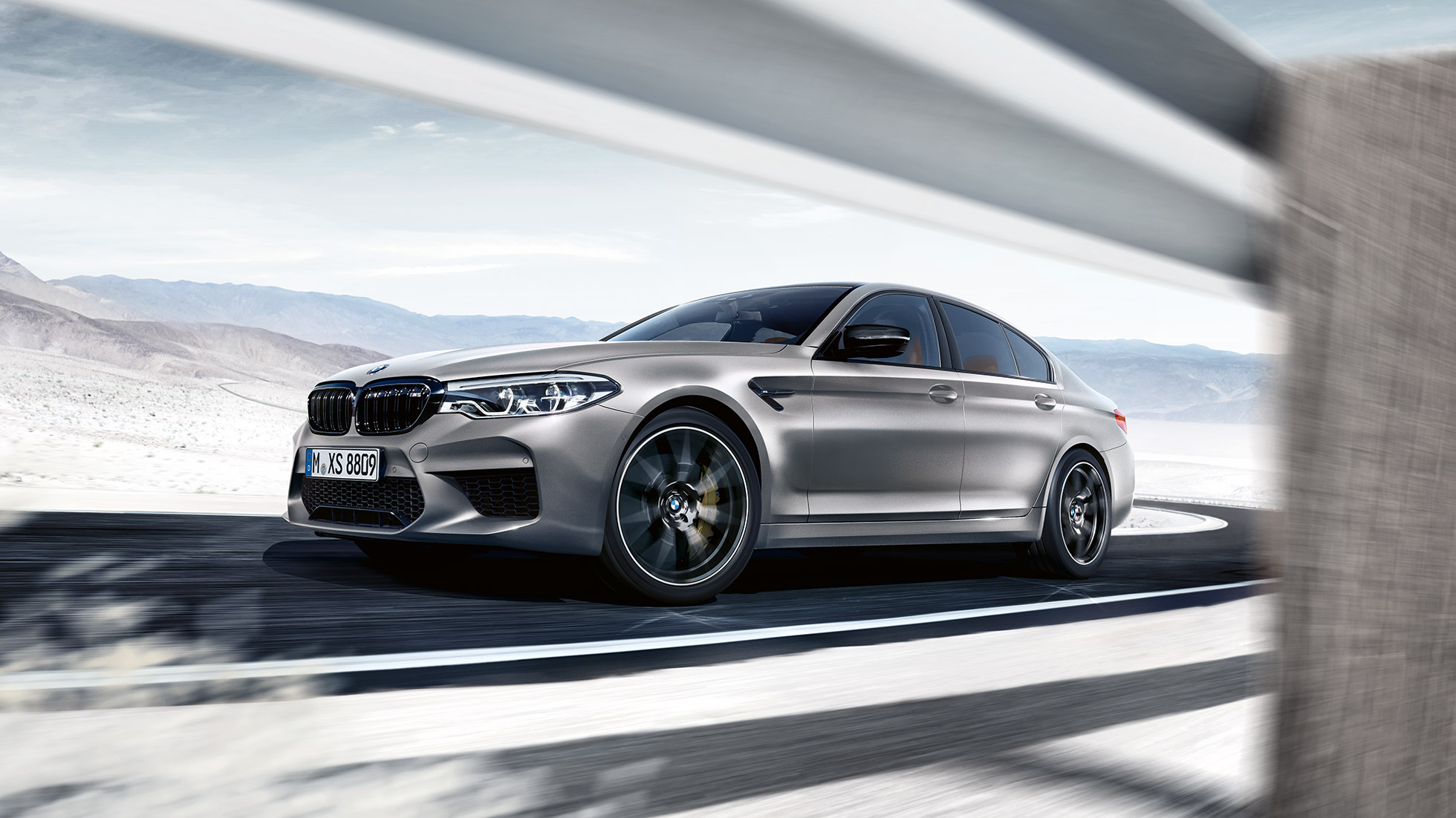 Obręcze kół ze stopów lekkich. BMW M5 Competition, widok z boku.