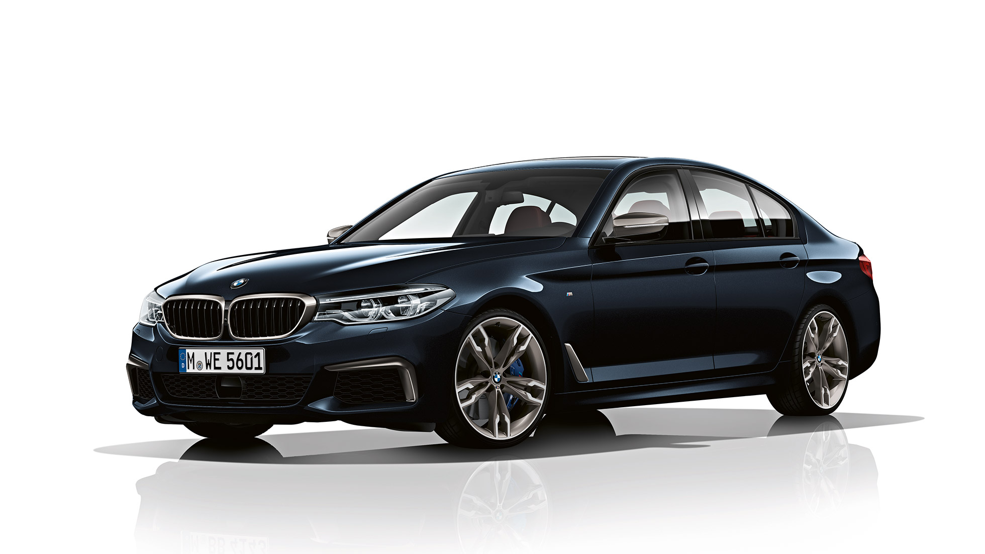 Widok z przodu. BMW M550i oraz BMW M550d, stylistka – przedni półprofil.