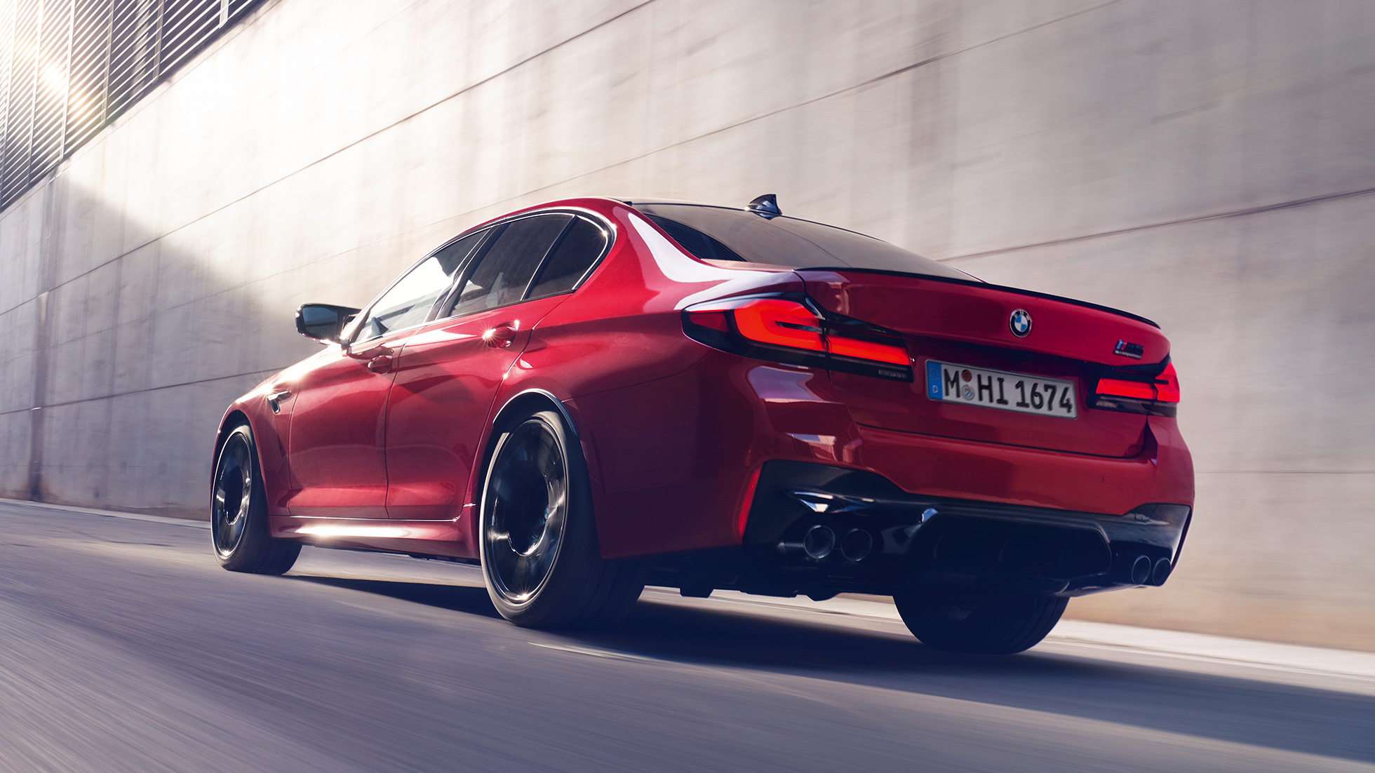 BMW M5 Competition F90 LCI Facelift 2020, tylny półprofil BMW M5 Competition F90 LCI Facelift 2020 BMW Individual, czerwień Imola, tylny półprofil podczas jazdy