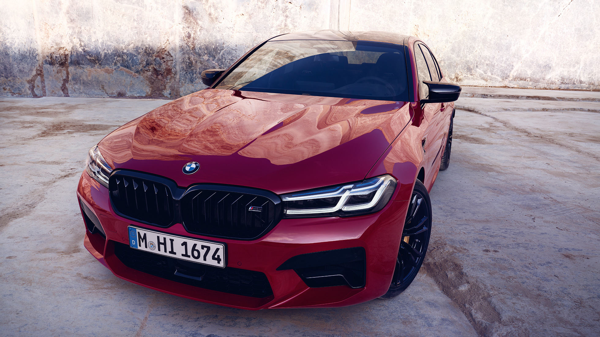 Stylistyka M BMW M5 Competition F90 LCI Facelift 2020, przedni półprofil Stylistyka M BMW M5 Competition F90 LCI Facelift 2020 BMW Individual, czerwień Imola, przedni półprofil