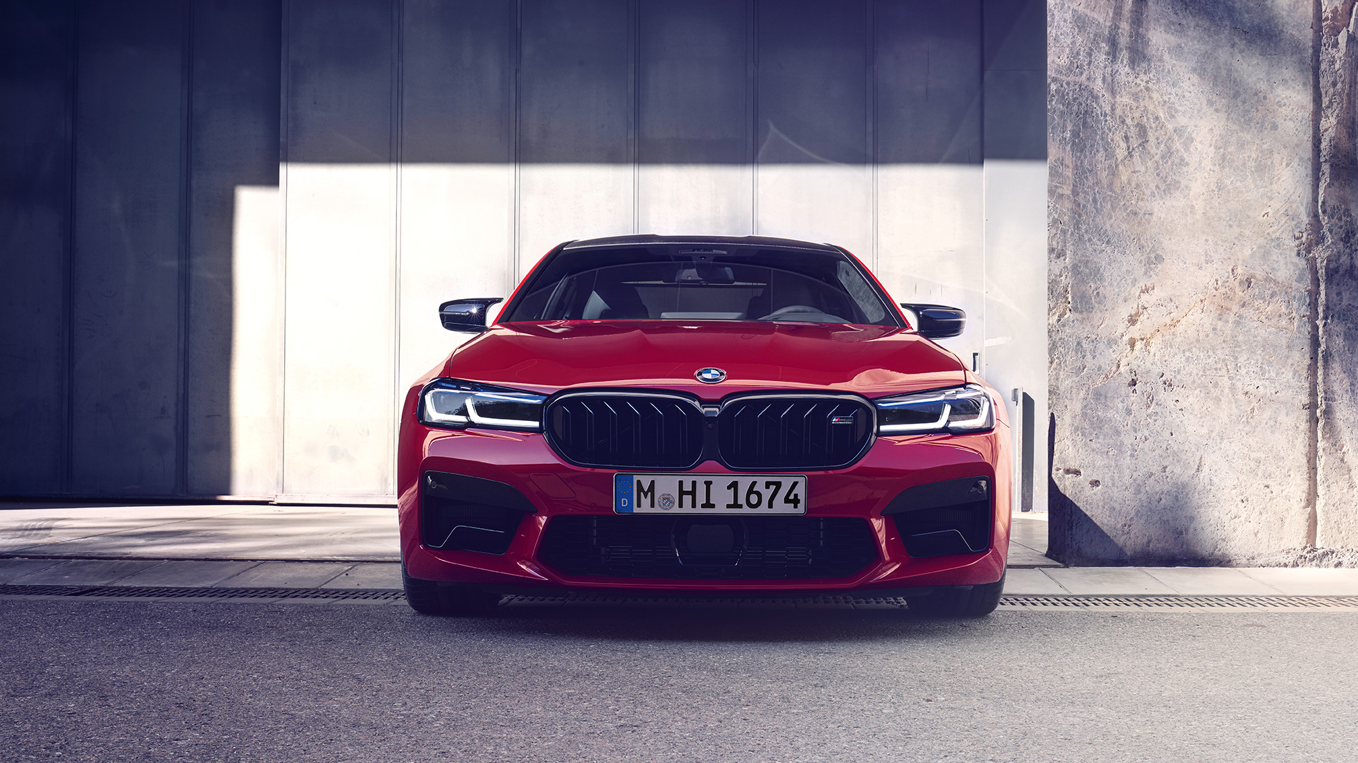 Przód z nową atrapą chłodnicy BMW M5 Competition F90 LCI Facelift 2020 Przód z nową atrapą chłodnicy BMW M5 Competition F90 LCI Facelift 2020 BMW Individual, czerwień Imola, widok z przodu