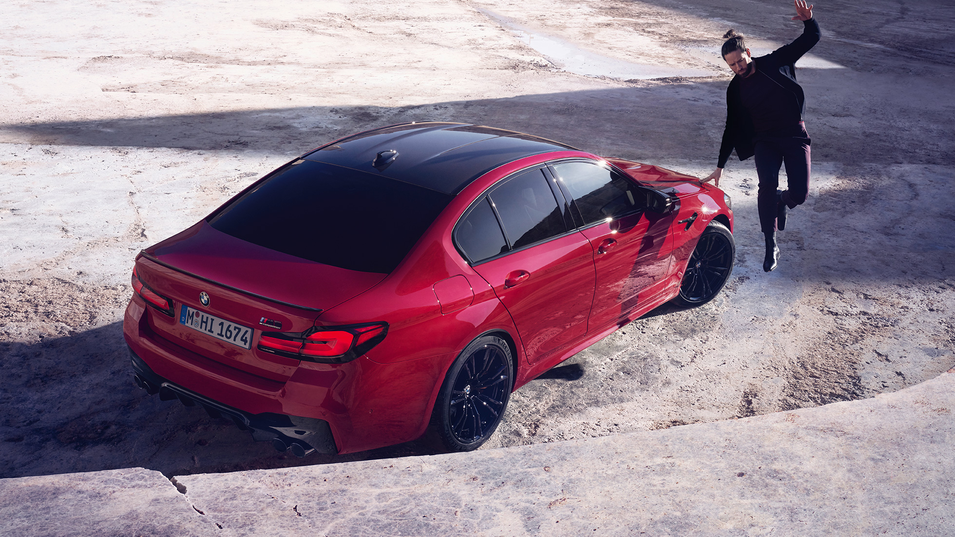 BMW M5 Competition F90 LCI Facelift 2020, tylny półprofil z lotu ptaka BMW M5 Competition F90 LCI Facelift 2020 BMW Individual, czerwień Imola, tylny półprofil z lotu ptaka