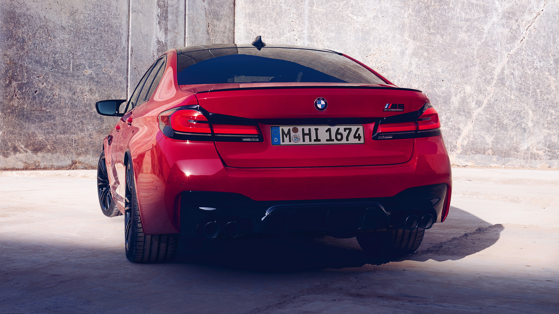 Lampy tylne BMW M5 Competition F90 LCI Facelift 2020 Lampy tylne BMW M5 Competition F90 LCI Facelift 2020 BMW Individual, czerwień Imola, widok z tyłu