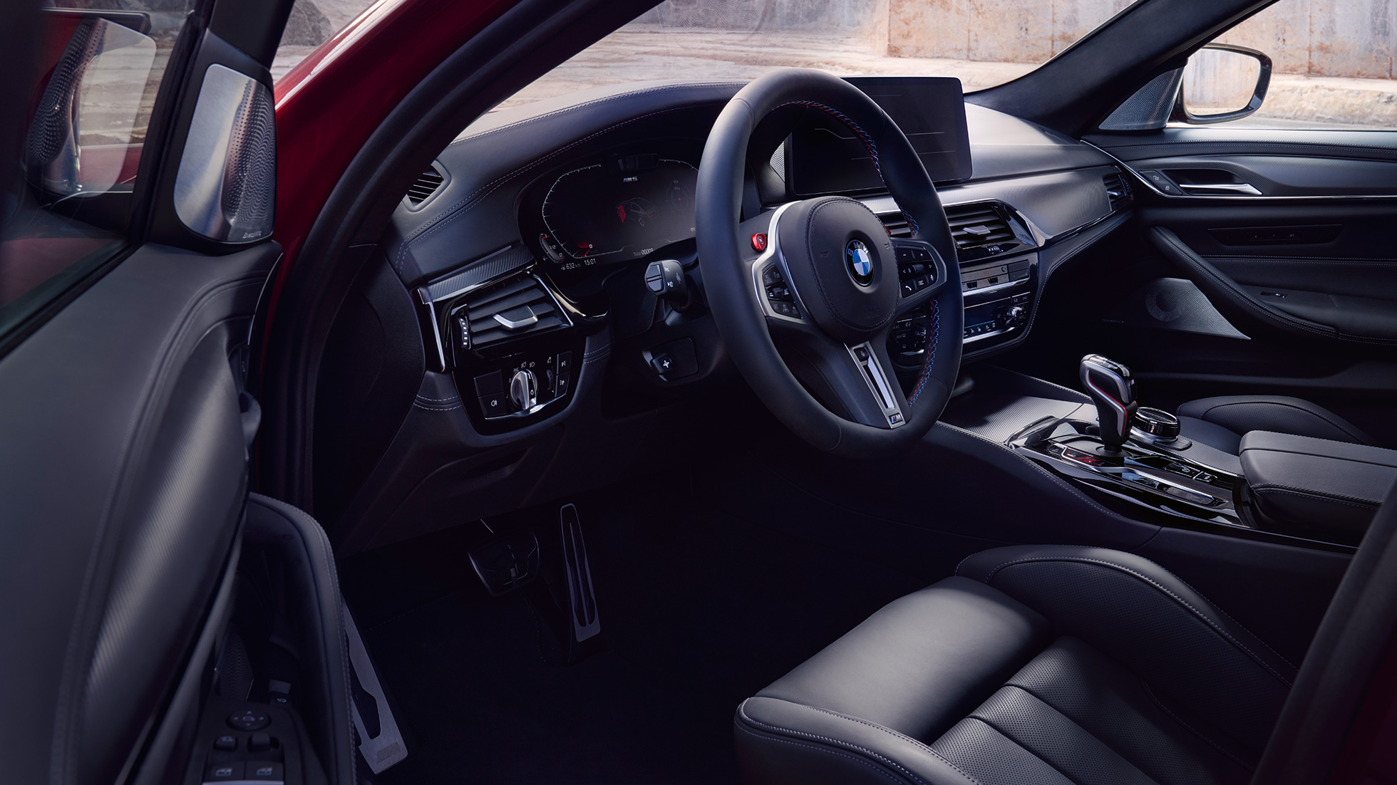 BMW M5 Competition F90 LCI Facelift 2020, kokpit BMW M5 Competition F90 LCI Facelift 2020, kokpit przy otwartych drzwiach