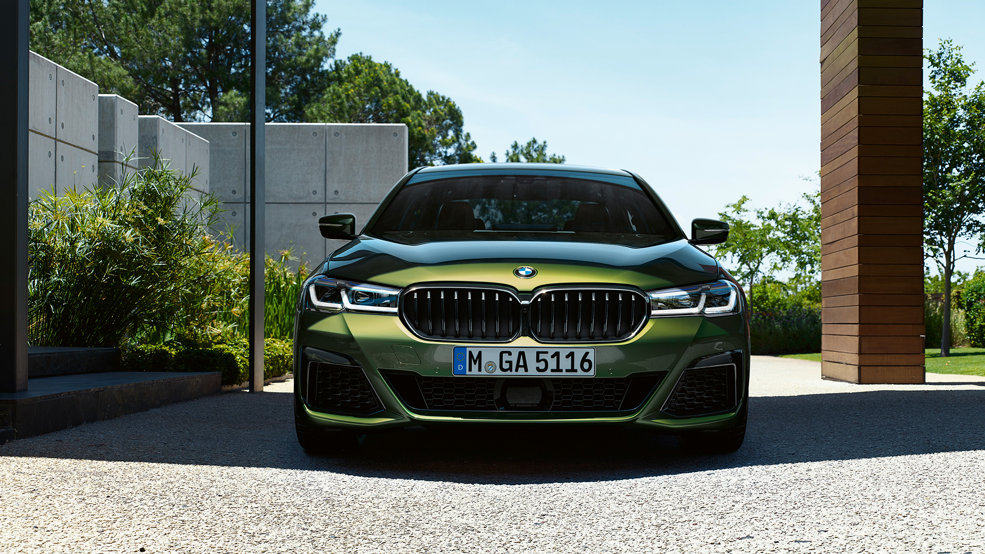 Przód z nową atrapą chłodnicy BMW M550i xDrive Limuzyna G30 LCI Facelift 2020 Przód z nową atrapą chłodnicy BMW M550i xDrive Limuzyna G30 LCI Facelift 2020 BMW Individual, Verde Ermes metalizowany, widok z przodu
