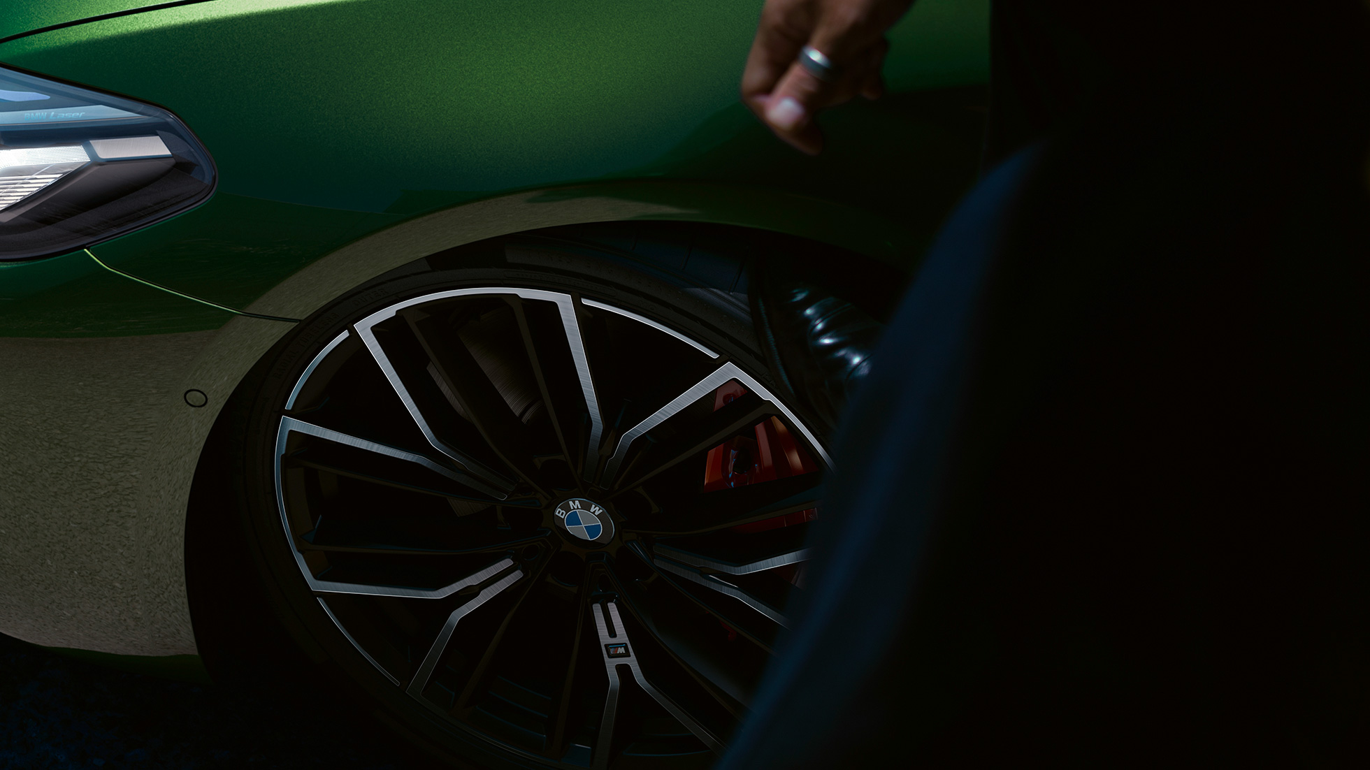 20-calowe obręcze kół M ze stopów lekkich i sportowe hamulce M w kolorze czerwonym BMW M550i xDrive Limuzyna G30 LCI Facelift 2020 20-calowe obręcze kół M ze stopów lekkich i sportowe hamulce M w kolorze czerwonym BMW M550i xDrive Limuzyna G30 LCI Facelift 2020
