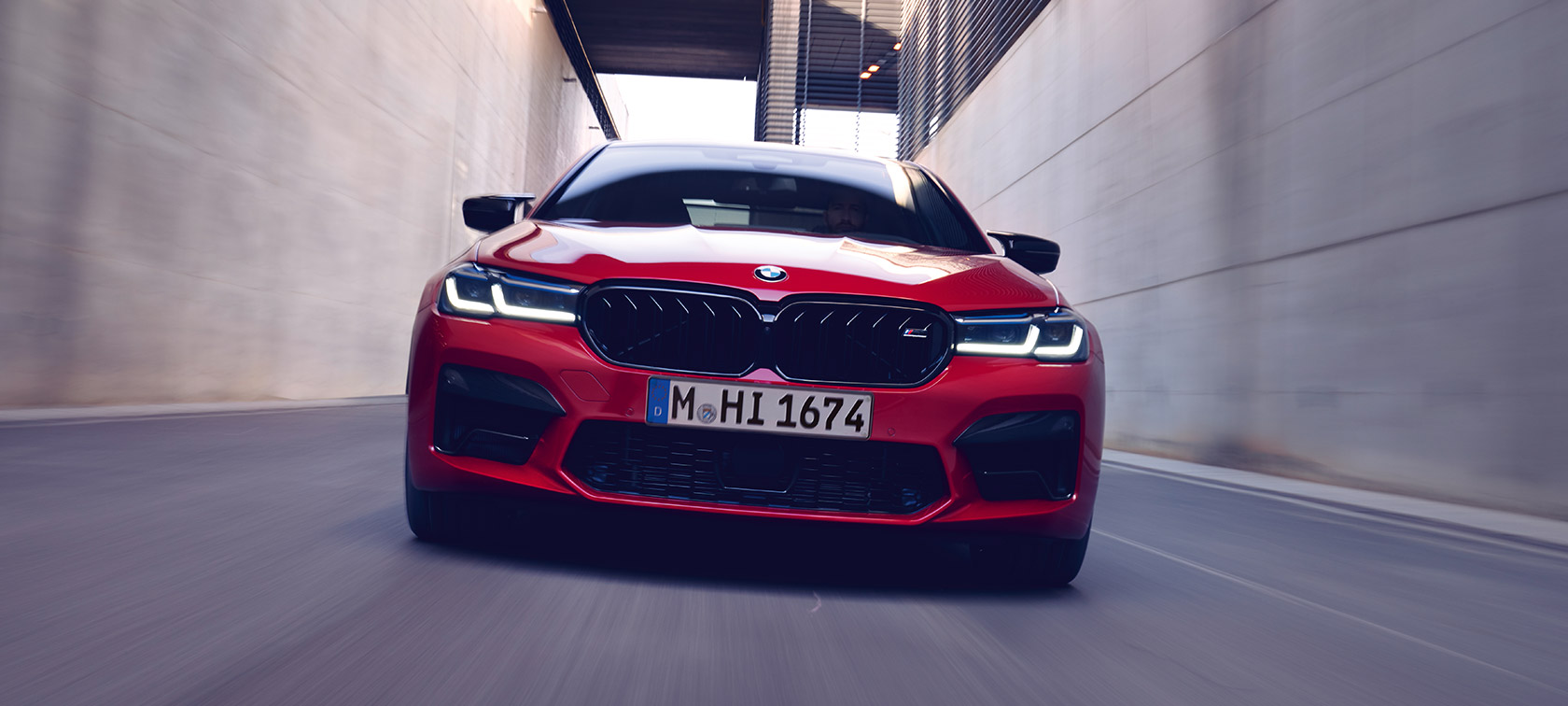 BMW M5 Competition F90 LCI Facelift 2020, widok z przodu BMW M5 Competition F90 LCI Facelift 2020 BMW Individual, czerwień Imola, widok z przodu podczas jazdy