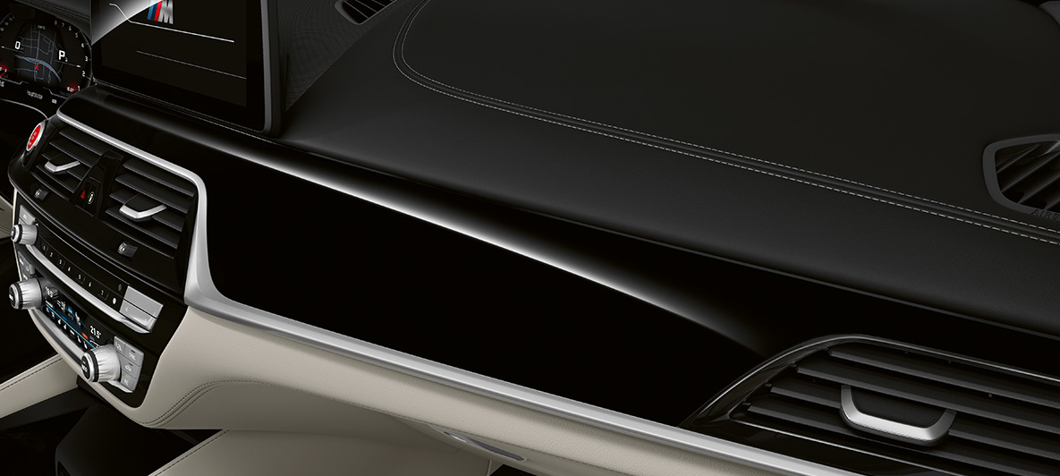BMW Individual BMW M5 Limuzyna F90 LCI Facelift 2020, listwy ozdobne BMW Individual czarny lakier fortepianowy wnętrze BMW Individual BMW M5 Limuzyna F90 LCI Facelift 2020, listwy ozdobne BMW Individual czarny lakier fortepianowy wnętrze