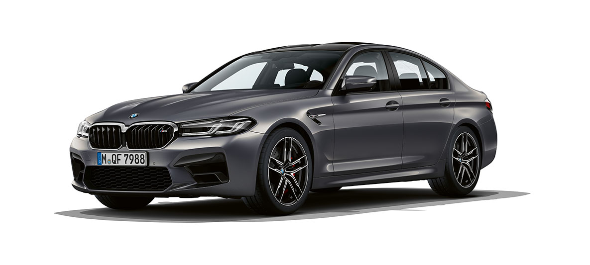 BMW M5 F90 LCI Facelift 2020, przedni półprofil BMW M5 F90 LCI Facelift 2020, szary Brands Hatch metalizowany przedni półprofil