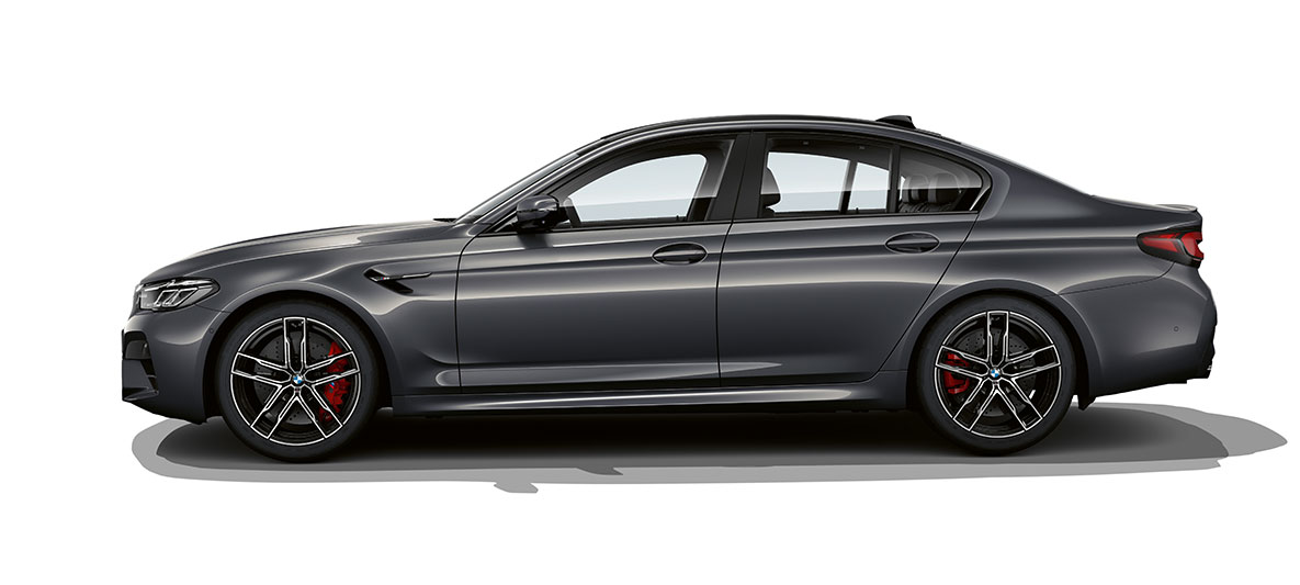 BMW M5 F90 LCI Facelift 2020, widok z boku BMW M5 F90 LCI Facelift 2020, szary Brands Hatch metalizowany widok z boku