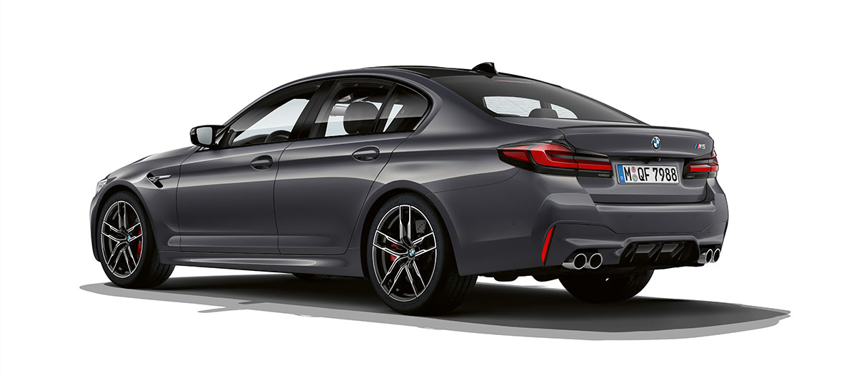 BMW M5 F90 LCI Facelift 2020, tylny półprofil BMW M5 F90 LCI Facelift 2020, szary Brands Hatch metalizowany tylny półprofil