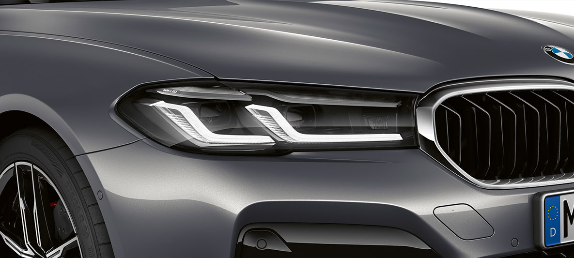 Nowa stylistyka lamp przednich BMW M5 F90 LCI Facelift 2020, widok z przodu Nowa stylistyka lamp przednich BMW M5 F90 LCI Facelift 2020, szary Brands Hatch metalizowany widok z przodu