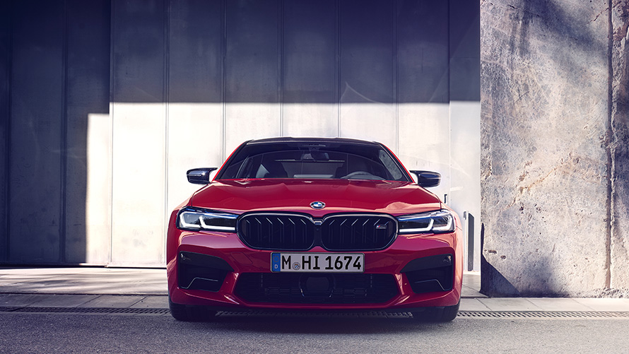 BMW M5 Competition F90 LCI Facelift 2020 BMW Individual, czerwień Imola, widok z przodu
