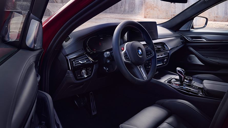 BMW M5 Competition F90 LCI Facelift 2020, kokpit z otwartymi drzwiami