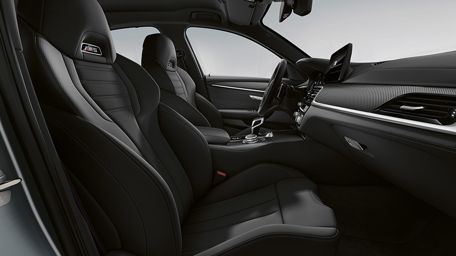 BMW M5 F90 LCI Facelift 2020, kokpit z otwartymi drzwiami