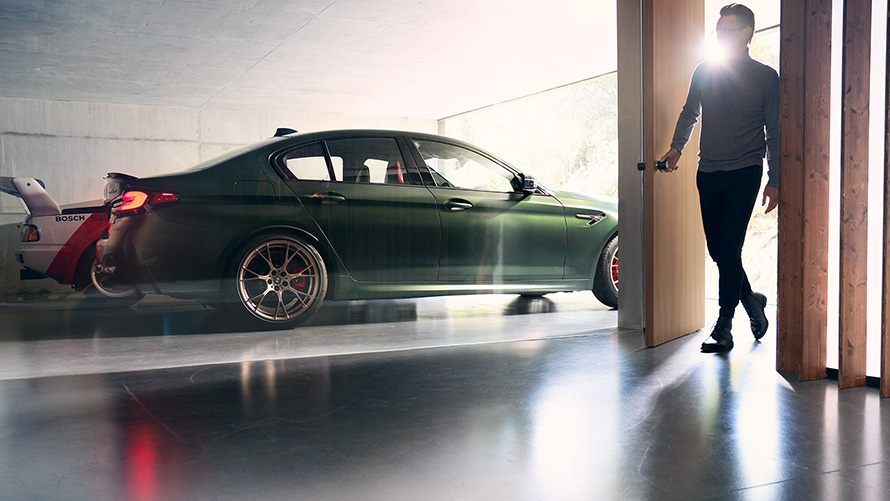 BMW M5 CS F90 2021 mroźna głęboka zieleń metalizowany, widok z boku w garażu