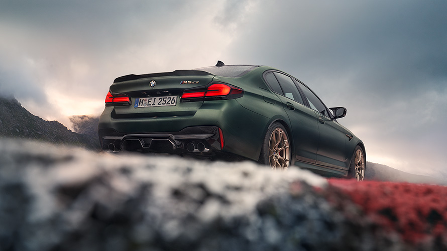 BMW M5 CS F90 2021 mroźna głęboka zieleń metalizowany, widok z tyłu z niskiej perspektywy
