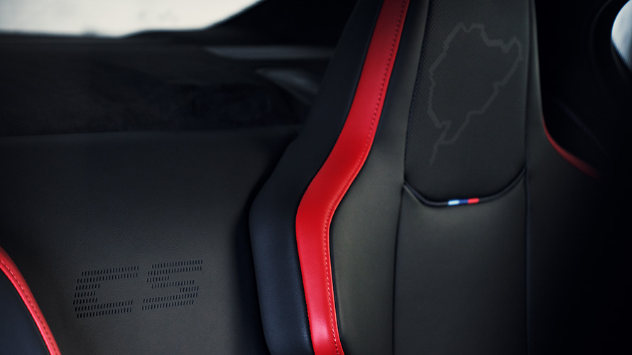 BMW M5 CS F90 2021 wnętrze, karbonowe fotele kubełkowe M z podświetlanym logo M5 Logo i konturami toru Nürburgring