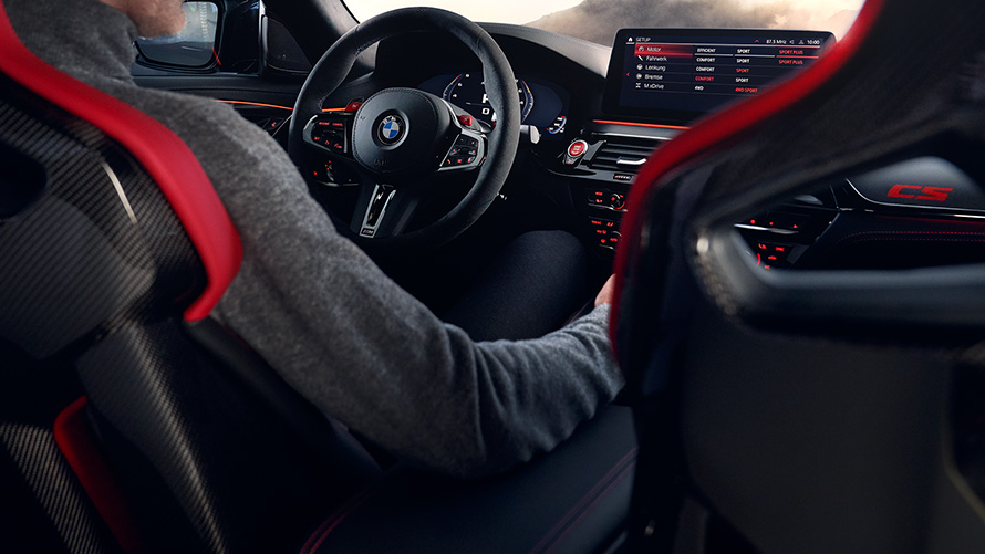 BMW M5 CS F90 2021, wnętrze, kokpit z kierowcą 