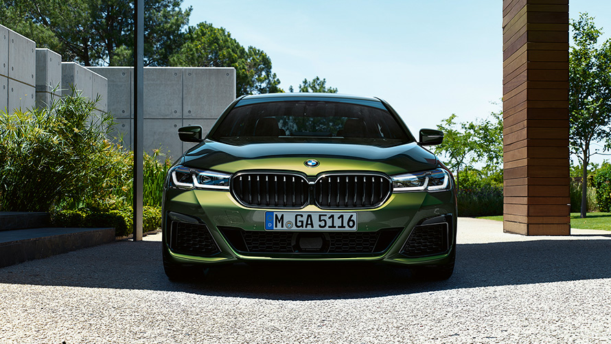 BMW M550i xDrive Limuzyna G30 LCI Facelift 2020 BMW Individual, Verde Ermes metalizowany, widok z przodu 
