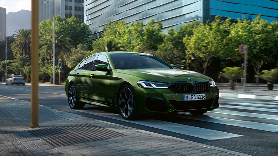 BMW M550i xDrive Limuzyna G30 LCI Facelift 2020 BMW Individual, Verde Ermes metalizowany, przedni półprofil podczas jazdy