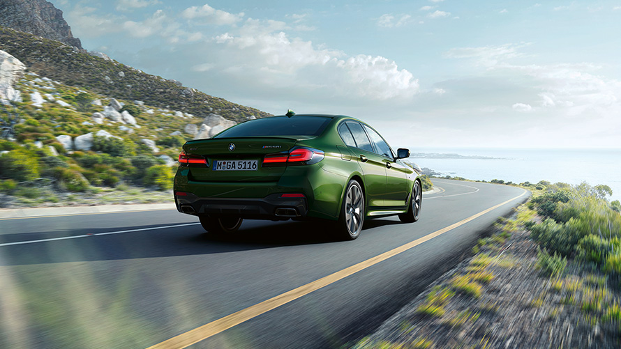 BMW M550i xDrive Limuzyna G30 LCI Facelift 2020 BMW Individual, Verde Ermes metalizowany, tylny półprofil podczas jazdy