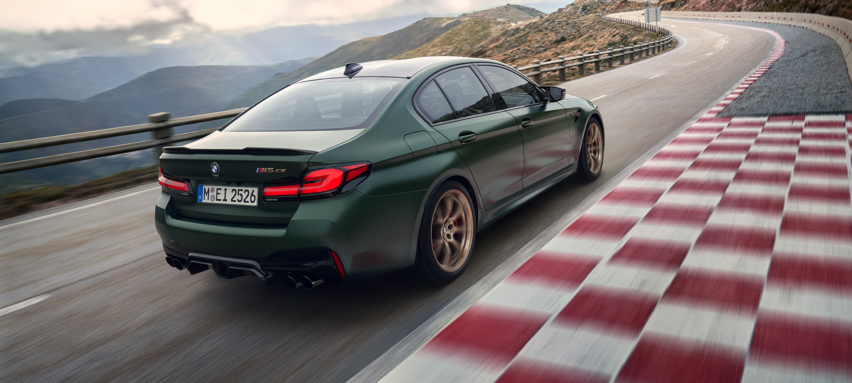 BMW M5 CS F90 2021 mroźna głęboka zieleń metalizowany, tylny półprofil BMW M5 CS F90 2021 mroźna głęboka zieleń metalizowany, tylny półprofil