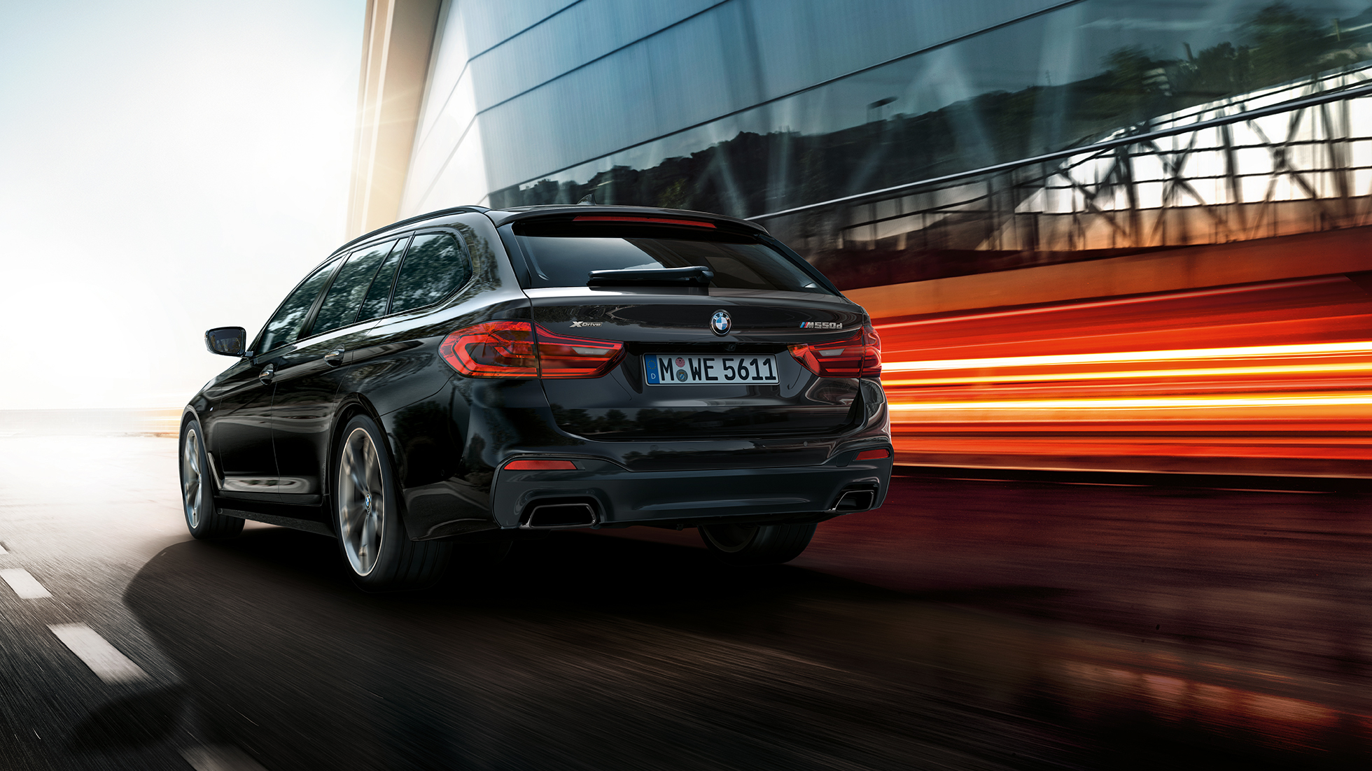 Tylny półprofil BMW M550d xDrive Touring BMW M550d xDrive Touring G31, czarny azuryt metalizowany, tylny półprofil