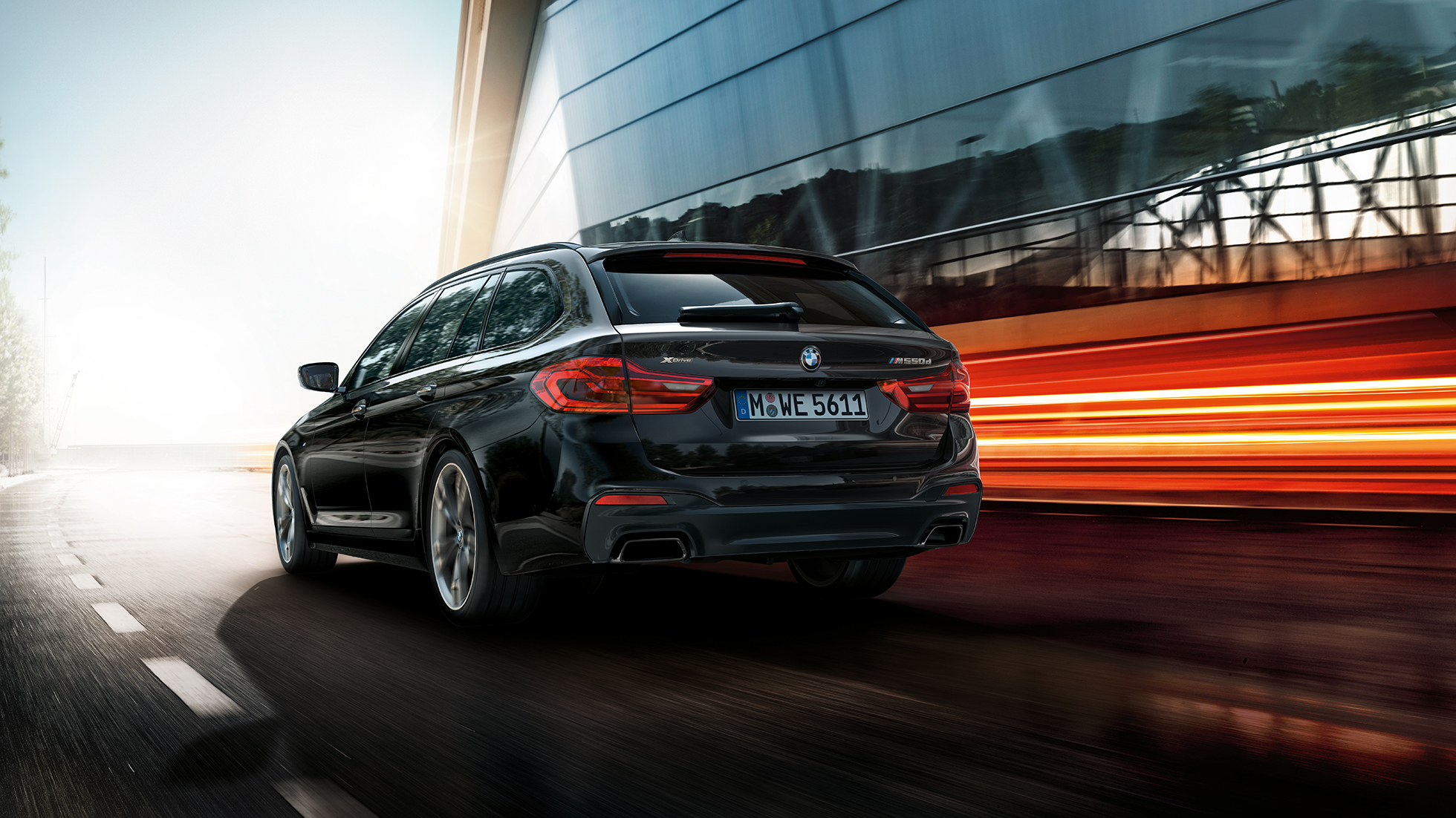 Wygląd zewnętrzny BMW M550d xDrive Touring Wygląd zewnętrzny BMW M550d xDrive Touring G31, czarny azuryt metalizowany, tylny półprofil, BMW M550d Touring najważniejsze cechy