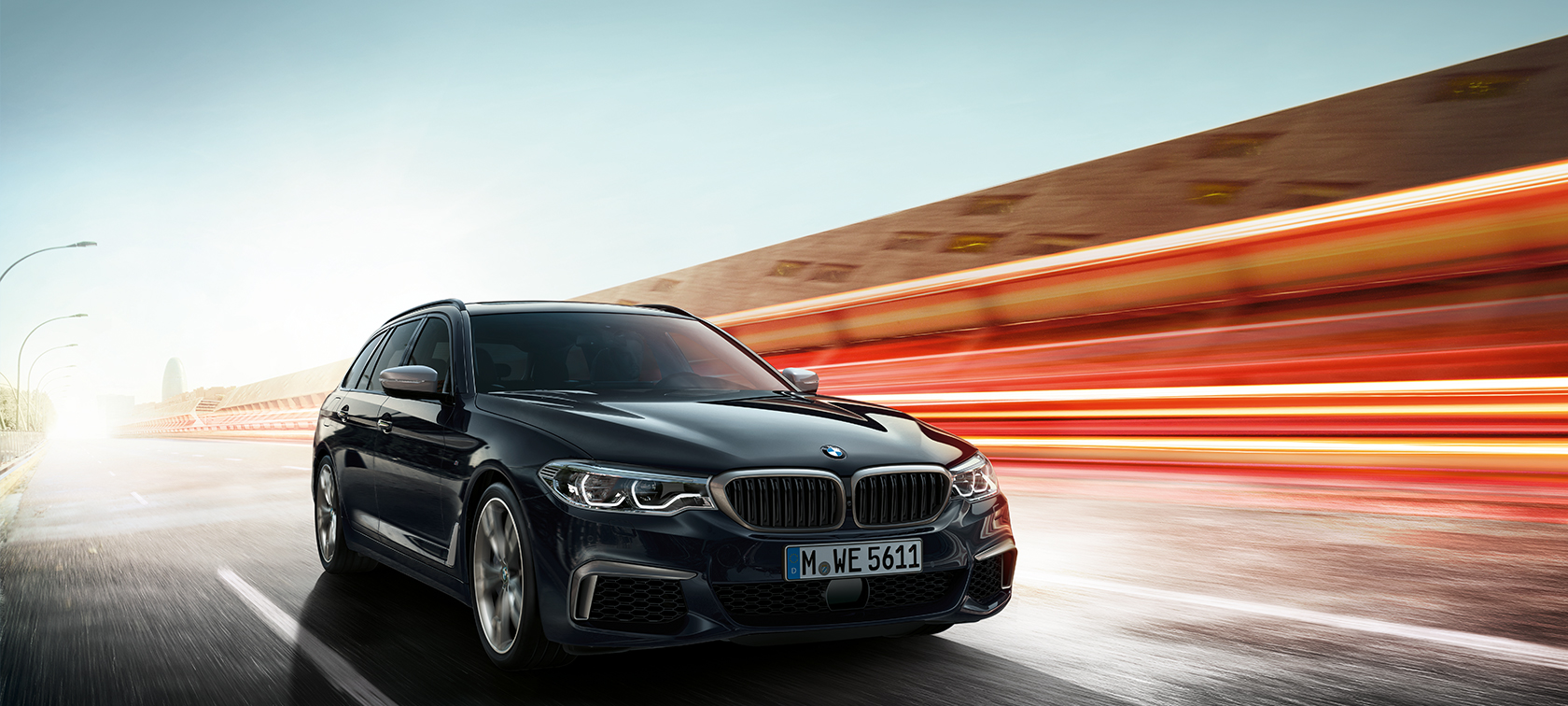 BMW M550d xDrive Touring, przedni półprofil BMW M550d xDrive Touring, nowe G31, czarny azuryt metalizowany, przedni półprofil