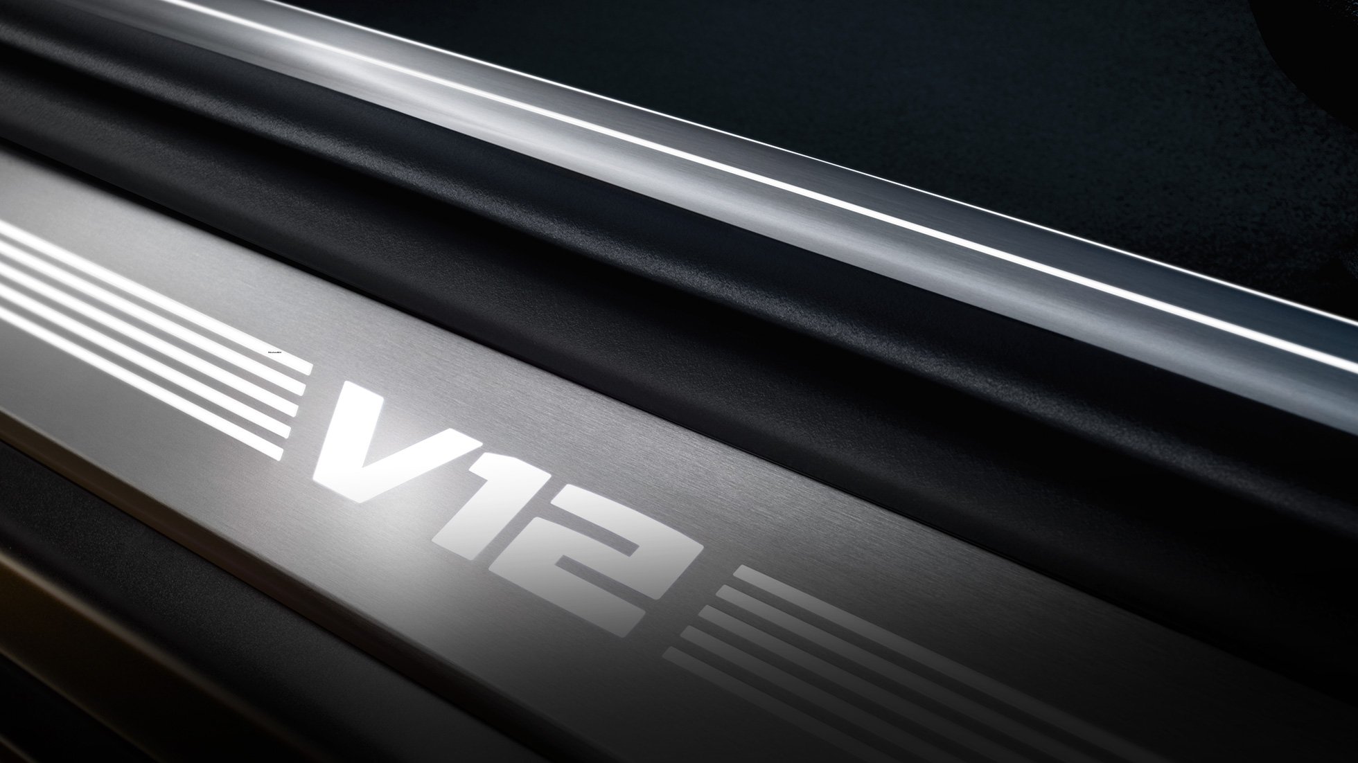 Listwa progowa BMW z napisem V12 BMW M760Li xDrive Limuzyna, wnętrze BMW M760Li